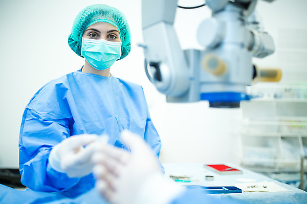 포토 JPG 서양인 외국인 손 응시 여자 남자 실내 병원 현미경 마스크 서기 사람 상반신 20대 성인 두명 앞모습 30대 수술 수술복 체코 수술실 안과 수술기구 안과의사 안구 성인만 국내포토 시선 유럽 뷰포인트 의학 의료기기 모션 실험기구 인종 청년 내부 신체부위 치료 장년 의사 가운 파일형식