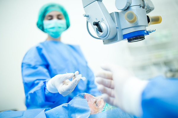 포토 JPG 서양인 외국인 손 응시 여자 남자 로우앵글 실내 병원 현미경 마스크 서기 사람 앉기 상반신 20대 성인 앞모습 세명 30대 눕기 환자 수술 수술복 체코 수술실 안과 수술기구 안과의사 안구 성인만 국내포토 시선 유럽 뷰포인트 의학 의료기기 모션 실험기구 인종 청년 내부 신체부위 치료 장년 의사 가운 파일형식