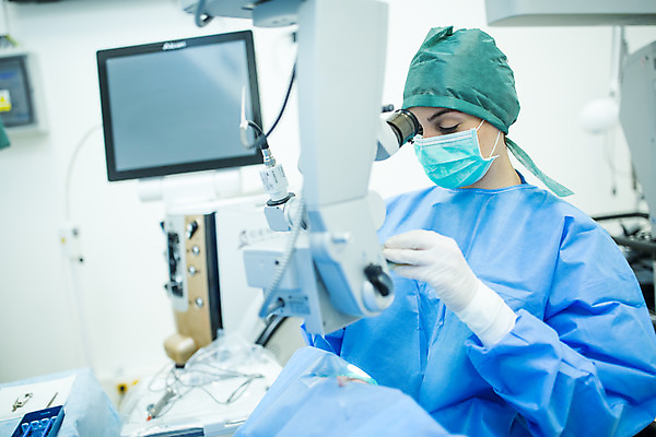 포토 JPG 서양인 외국인 여자 실내 병원 현미경 마스크 서기 사람 상반신 20대 성인 두명 옆모습 30대 눕기 환자 수술 수술복 체코 수술실 안과 수술기구 안과의사 안구 성인여자만 성인만 국내포토 유럽 뷰포인트 의학 의료기기 모션 실험기구 인종 청년 내부 신체부위 치료 장년 의사 가운 여자만 파일형식