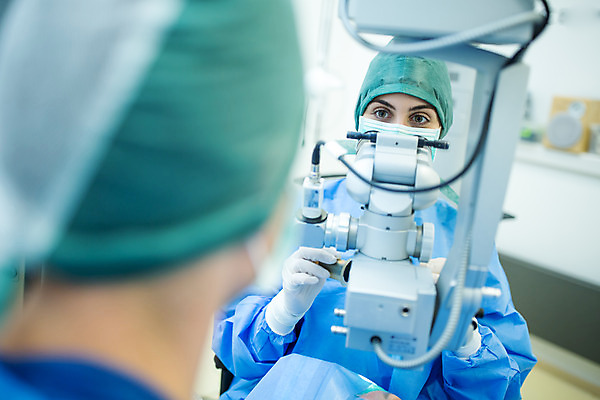 포토 JPG 서양인 외국인 응시 여자 남자 실내 병원 현미경 마스크 서기 사람 상반신 20대 성인 두명 앞모습 뒷모습 30대 수술 수술복 체코 수술실 안과 수술기구 안과의사 안구 성인만 국내포토 시선 유럽 뷰포인트 의학 의료기기 모션 실험기구 인종 청년 내부 신체부위 치료 장년 의사 가운 파일형식