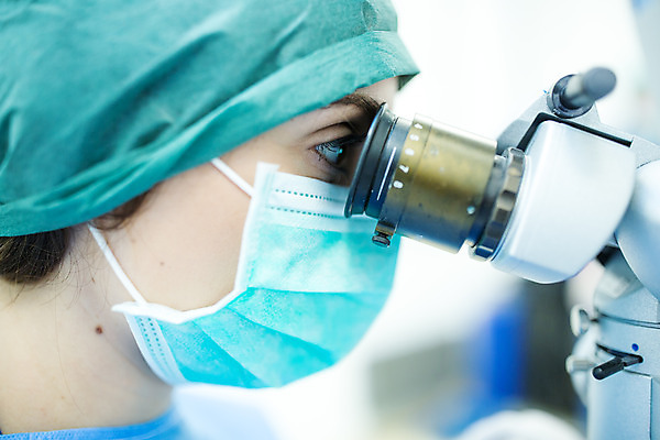 포토 JPG 서양인 외국인 응시 여자 실내 병원 현미경 마스크 한명 서기 사람 상반신 20대 성인 옆모습 수술 수술복 체코 수술실 안과 수술기구 안과의사 안구 성인여자한명만 국내포토 1 시선 유럽 뷰포인트 의학 의료기기 모션 실험기구 인종 청년 내부 신체부위 치료 의사 가운 여자한명만 성인여자만 파일형식