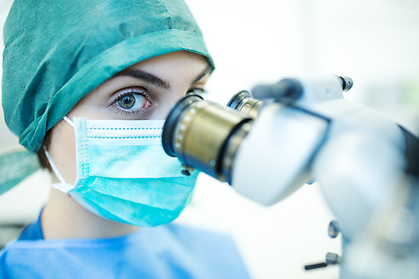 포토 JPG 서양인 외국인 응시 여자 실내 병원 현미경 마스크 한명 서기 사람 상반신 20대 성인 옆모습 수술 수술복 체코 수술실 안과 수술기구 안과의사 안구 성인여자한명만 국내포토 1 시선 유럽 뷰포인트 의학 의료기기 모션 실험기구 인종 청년 내부 신체부위 치료 의사 가운 여자한명만 성인여자만 파일형식