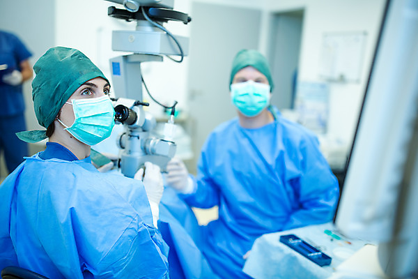 포토 JPG 서양인 외국인 응시 여자 남자 중년 50대 실내 병원 현미경 마스크 사람 앉기 상반신 20대 성인 앞모습 옆모습 세명 30대 환자 수술 수술복 체코 수술실 안과 수술기구 안과의사 안구 국내포토 시선 유럽 뷰포인트 의학 의료기기 모션 실험기구 인종 청년 내부 신체부위 치료 장년 의사 가운 파일형식