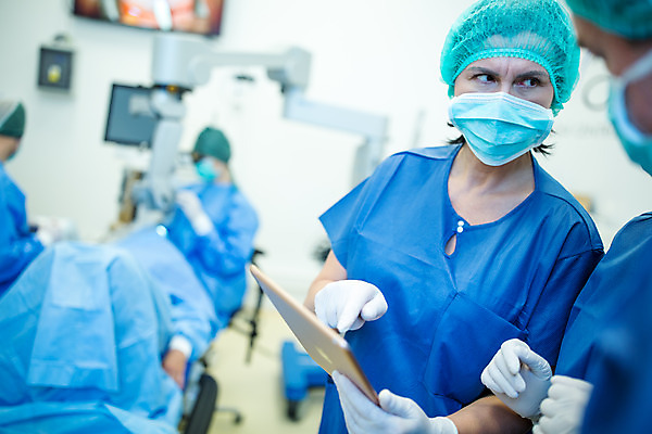 포토 JPG 서양인 외국인 응시 여자 남자 중년 50대 실내 병원 마스크 서기 사람 앉기 여러명 상반신 20대 성인 앞모습 옆모습 30대 태블릿 환자 의사 수술복 체코 수술실 안과 수술기구 안과의사 안구 국내포토 시선 유럽 뷰포인트 다수 의학 의료기기 모션 인종 청년 내부 신체부위 장년 전자제품 스마트기기 의료진 가운 파일형식