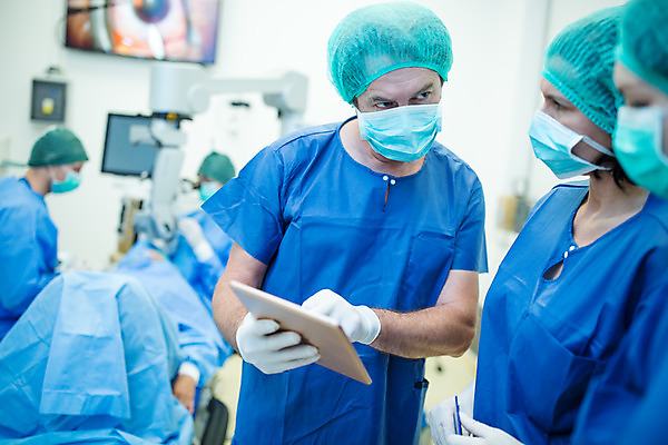 포토 JPG 서양인 외국인 응시 여자 남자 중년 50대 실내 병원 마스크 서기 사람 앉기 여러명 상반신 20대 성인 앞모습 옆모습 30대 태블릿 환자 의사 수술복 체코 수술실 안과 수술기구 안과의사 안구 국내포토 시선 유럽 뷰포인트 다수 의학 의료기기 모션 인종 청년 내부 신체부위 장년 전자제품 스마트기기 의료진 가운 파일형식