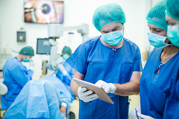 포토 JPG 서양인 외국인 응시 여자 남자 중년 50대 실내 병원 마스크 서기 사람 앉기 여러명 상반신 20대 성인 앞모습 옆모습 30대 태블릿 환자 의사 수술복 체코 수술실 안과 수술기구 안과의사 안구 국내포토 시선 유럽 뷰포인트 다수 의학 의료기기 모션 인종 청년 내부 신체부위 장년 전자제품 스마트기기 의료진 가운 파일형식