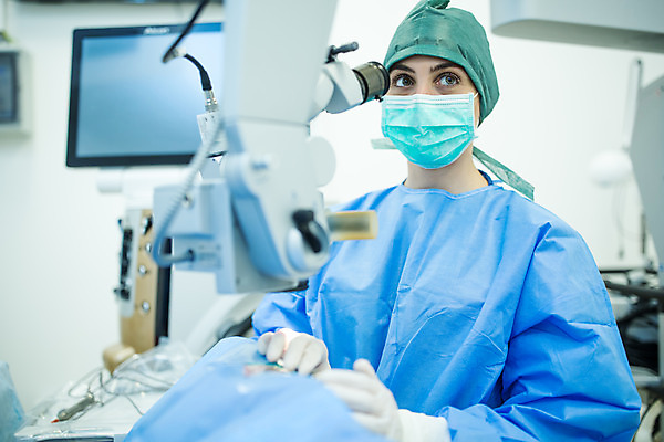 포토 JPG 서양인 외국인 응시 여자 실내 병원 현미경 마스크 서기 사람 상반신 20대 성인 두명 앞모습 30대 눕기 환자 수술 수술복 체코 수술실 안과 수술기구 안과의사 안구 성인여자만 성인만 국내포토 시선 유럽 뷰포인트 의학 의료기기 모션 실험기구 인종 청년 내부 신체부위 치료 장년 의사 가운 여자만 파일형식