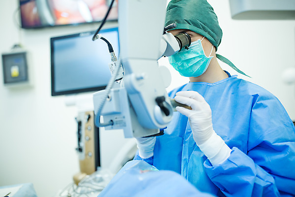 포토 JPG 서양인 외국인 여자 실내 병원 현미경 마스크 서기 사람 상반신 20대 성인 두명 옆모습 30대 눕기 환자 잡기 수술 수술복 체코 수술실 안과 수술기구 안과의사 안구 성인여자만 성인만 국내포토 유럽 뷰포인트 의학 의료기기 모션 실험기구 인종 청년 내부 신체부위 치료 장년 의사 가운 여자만 파일형식