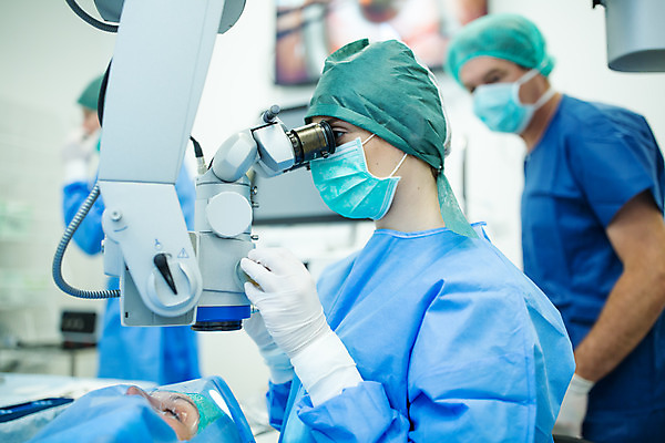 포토 JPG 서양인 외국인 응시 여자 남자 중년 50대 실내 병원 현미경 마스크 서기 사람 여러명 상반신 20대 성인 옆모습 30대 눕기 환자 의사 잡기 수술 수술복 체코 수술실 안과 수술기구 안과의사 안구 국내포토 시선 유럽 뷰포인트 다수 의학 의료기기 모션 실험기구 인종 청년 내부 신체부위 치료 장년 의료진 가운 파일형식