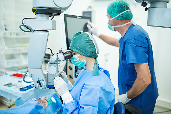 포토 JPG 서양인 외국인 응시 여자 남자 중년 50대 실내 병원 현미경 마스크 서기 사람 여러명 상반신 20대 성인 옆모습 30대 눕기 환자 의사 잡기 수술 수술복 체코 수술실 안과 수술기구 안과의사 안구 국내포토 시선 유럽 뷰포인트 다수 의학 의료기기 모션 실험기구 인종 청년 내부 신체부위 치료 장년 의료진 가운 파일형식