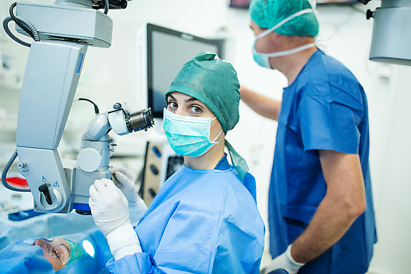 포토 JPG 서양인 외국인 응시 여자 남자 중년 50대 실내 병원 현미경 마스크 서기 사람 여러명 상반신 20대 성인 옆모습 30대 눕기 환자 의사 잡기 수술 수술복 체코 수술실 안과 수술기구 안과의사 안구 국내포토 시선 유럽 뷰포인트 다수 의학 의료기기 모션 실험기구 인종 청년 내부 신체부위 치료 장년 의료진 가운 파일형식