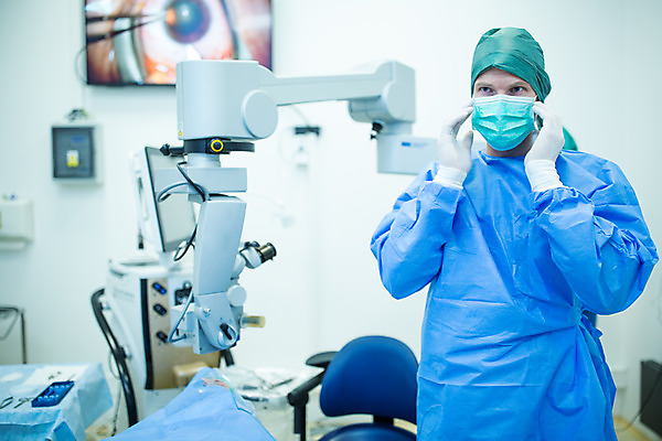 포토 JPG 서양인 외국인 손 응시 남자 실내 병원 마스크 한명 서기 사람 상반신 성인 앞모습 30대 의사 수술복 체코 수술실 안과 수술기구 안과의사 안구 성인남자한명만 국내포토 1 시선 유럽 뷰포인트 의학 의료기기 모션 인종 내부 신체부위 장년 의료진 가운 남자한명만 성인남자만 파일형식