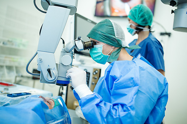 포토 JPG 서양인 외국인 손 응시 여자 남자 중년 50대 실내 병원 현미경 마스크 서기 사람 앉기 상반신 성인 옆모습 신체부위 세명 30대 눕기 눈 잡기 수술 수술복 체코 수술실 안과 수술기구 안과의사 안구 국내포토 시선 유럽 뷰포인트 의학 의료기기 모션 실험기구 인종 내부 장년 의사 가운 파일형식