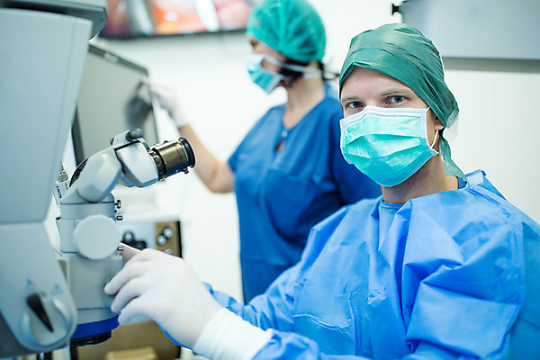 포토 JPG 서양인 외국인 응시 여자 남자 중년 50대 실내 병원 현미경 마스크 서기 사람 앉기 상반신 성인 두명 옆모습 신체부위 30대 눈 잡기 수술복 체코 수술실 안과 수술기구 안과의사 안구 국내포토 시선 유럽 뷰포인트 의학 의료기기 모션 실험기구 인종 내부 장년 의사 가운 파일형식