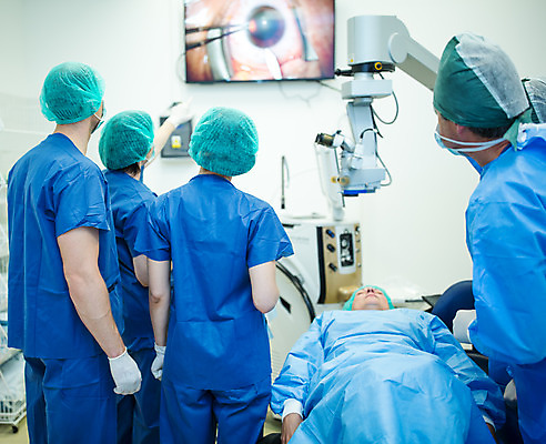 포토 JPG 서양인 외국인 응시 여자 남자 중년 50대 실내 병원 마스크 서기 사람 여러명 상반신 20대 성인 옆모습 뒷모습 30대 눕기 의사 수술 수술복 체코 수술실 안과 수술기구 안과의사 안구 국내포토 시선 유럽 뷰포인트 다수 의학 의료기기 모션 인종 청년 내부 신체부위 치료 장년 의료진 가운 파일형식