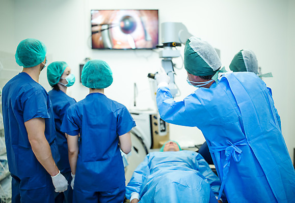 포토 JPG 서양인 외국인 응시 여자 남자 중년 50대 실내 병원 마스크 서기 사람 여러명 상반신 20대 성인 옆모습 뒷모습 30대 눕기 의사 가리킴 수술 수술복 체코 수술실 안과 수술기구 안과의사 안구 국내포토 시선 유럽 뷰포인트 다수 의학 의료기기 모션 인종 손짓 청년 내부 신체부위 치료 장년 의료진 가운 파일형식