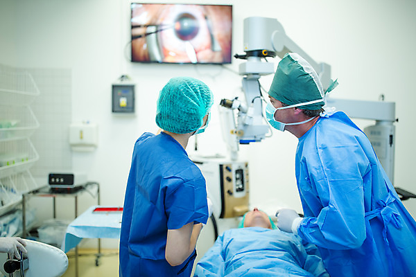 포토 JPG 서양인 외국인 응시 여자 남자 중년 50대 실내 병원 마스크 서기 사람 상반신 20대 성인 옆모습 뒷모습 세명 30대 눕기 수술 수술복 체코 수술실 안과 수술기구 안과의사 안구 국내포토 시선 유럽 뷰포인트 의학 의료기기 모션 인종 청년 내부 신체부위 치료 장년 의사 가운 파일형식