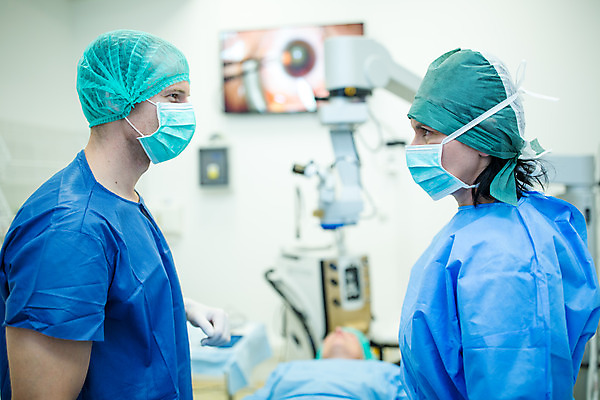 포토 JPG 서양인 외국인 응시 여자 남자 중년 50대 실내 병원 마스크 서기 사람 상반신 성인 옆모습 세명 30대 눕기 마주보기 수술 수술복 체코 수술실 안과 수술기구 안과의사 안구 국내포토 시선 유럽 뷰포인트 의학 의료기기 모션 인종 내부 신체부위 치료 장년 의사 가운 파일형식