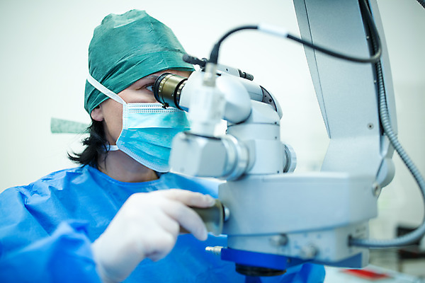 포토 JPG 서양인 외국인 응시 여자 중년 50대 실내 병원 현미경 마스크 한명 서기 사람 상반신 성인 옆모습 잡기 수술 수술복 체코 수술실 안과 수술기구 안과의사 안구 중년여자한명만 국내포토 1 시선 유럽 뷰포인트 의학 의료기기 모션 실험기구 인종 내부 신체부위 의사 가운 여자한명만 중년여자만 파일형식