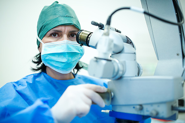 포토 JPG 서양인 외국인 응시 여자 중년 50대 실내 병원 현미경 마스크 한명 서기 사람 상반신 성인 옆모습 잡기 수술 수술복 체코 수술실 안과 수술기구 안과의사 안구 중년여자한명만 국내포토 1 시선 유럽 뷰포인트 의학 의료기기 모션 실험기구 인종 내부 신체부위 치료 의사 가운 여자한명만 중년여자만 파일형식