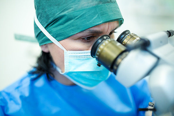 포토 JPG 서양인 외국인 응시 여자 중년 50대 실내 병원 현미경 마스크 한명 서기 사람 상반신 옆모습 하이앵글 잡기 수술 수술복 체코 수술실 안과 수술기구 안과의사 안구 중년여자한명만 국내포토 1 시선 유럽 뷰포인트 의학 의료기기 모션 실험기구 인종 성인 내부 신체부위 의사 가운 여자한명만 중년여자만 파일형식