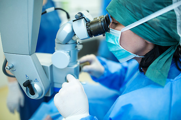 포토 JPG 서양인 외국인 응시 여자 중년 50대 실내 병원 현미경 마스크 한명 서기 사람 상반신 옆모습 잡기 수술 수술복 체코 수술실 안과 수술기구 안과의사 안구 중년여자한명만 국내포토 1 시선 유럽 뷰포인트 의학 의료기기 모션 실험기구 인종 성인 내부 신체부위 치료 의사 가운 여자한명만 중년여자만 파일형식