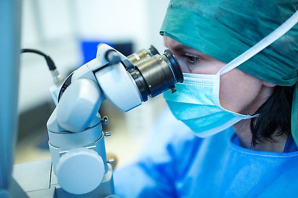 포토 JPG 서양인 외국인 응시 여자 중년 50대 실내 병원 현미경 마스크 한명 서기 사람 상반신 옆모습 잡기 수술 수술복 체코 수술실 안과 수술기구 안과의사 안구 중년여자한명만 국내포토 1 시선 유럽 뷰포인트 의학 의료기기 모션 실험기구 인종 성인 내부 신체부위 의사 가운 여자한명만 중년여자만 파일형식