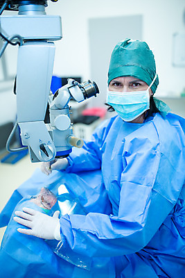 포토 JPG 서양인 외국인 응시 여자 중년 50대 실내 병원 현미경 마스크 한명 서기 사람 상반신 성인 두명 앞모습 눕기 환자 잡기 수술복 체코 수술실 안과 수술기구 안과의사 안구 여자만 국내포토 1 시선 유럽 뷰포인트 의학 의료기기 모션 실험기구 인종 내부 신체부위 의사 가운 파일형식