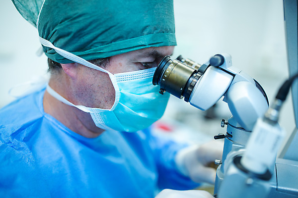 포토 JPG 서양인 외국인 응시 남자 중년 50대 실내 병원 현미경 한명 서기 사람 상반신 옆모습 잡기 수술 수술복 체코 수술실 안과 수술기구 안과의사 안구 중년남자한명만 국내포토 1 시선 유럽 뷰포인트 의학 의료기기 모션 실험기구 인종 성인 내부 신체부위 의사 가운 남자한명만 중년남자만 파일형식