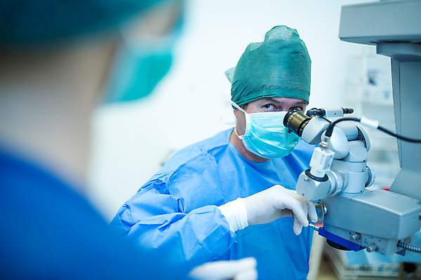 포토 JPG 서양인 외국인 응시 여자 남자 중년 50대 실내 병원 현미경 마스크 서기 사람 앉기 상반신 20대 성인 두명 옆모습 뒷모습 잡기 수술 수술복 체코 수술실 안과 수술기구 안과의사 안구 성인만 국내포토 시선 유럽 뷰포인트 의학 의료기기 모션 실험기구 인종 청년 내부 신체부위 치료 의사 가운 파일형식