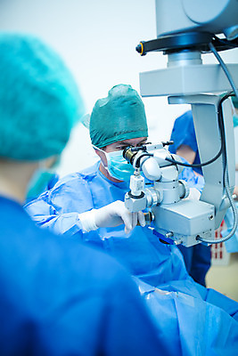 포토 JPG 서양인 외국인 응시 여자 남자 중년 50대 실내 병원 현미경 마스크 서기 사람 앉기 상반신 20대 성인 옆모습 뒷모습 신체부위 세명 눈 잡기 수술 수술복 체코 수술실 안과 수술기구 안과의사 안구 국내포토 시선 유럽 뷰포인트 의학 의료기기 모션 실험기구 인종 청년 내부 의사 가운 파일형식