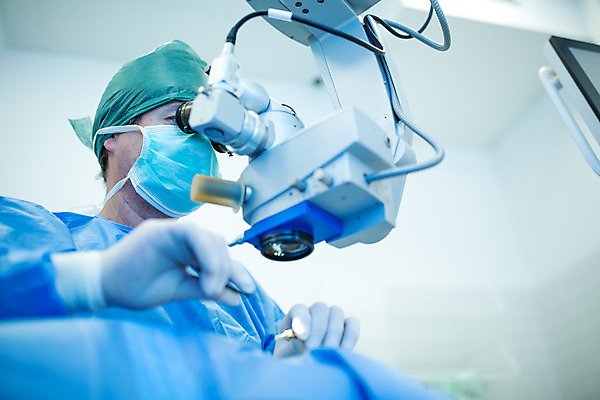 포토 JPG 서양인 외국인 응시 남자 로우앵글 중년 50대 실내 병원 현미경 마스크 한명 사람 앉기 상반신 앞모습 잡기 수술 수술복 체코 수술실 안과 수술기구 안과의사 안구 중년남자한명만 국내포토 1 시선 유럽 뷰포인트 의학 의료기기 모션 실험기구 인종 성인 내부 신체부위 치료 의사 가운 남자한명만 중년남자만 파일형식