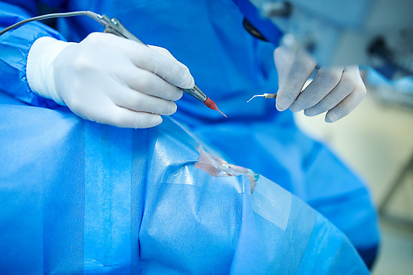 포토 JPG 서양인 외국인 손 여자 남자 로우앵글 중년 50대 실내 병원 사람 앉기 상반신 성인 두명 옆모습 30대 눕기 잡기 수술 수술복 체코 수술실 안과 수술기구 안과의사 안구 국내포토 유럽 뷰포인트 의학 의료기기 모션 인종 내부 신체부위 치료 장년 의사 가운 파일형식