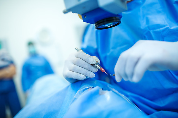 포토 JPG 서양인 외국인 손 여자 남자 로우앵글 중년 50대 실내 병원 서기 사람 앉기 여러명 상반신 20대 성인 앞모습 옆모습 30대 눕기 의사 잡기 수술 수술복 체코 수술실 안과 수술기구 안과의사 안구 국내포토 유럽 뷰포인트 다수 의학 의료기기 모션 인종 청년 내부 신체부위 치료 장년 의료진 가운 파일형식