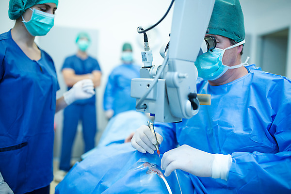 포토 JPG 전신 서양인 외국인 손 응시 여자 남자 중년 50대 실내 병원 현미경 서기 사람 앉기 여러명 상반신 20대 성인 앞모습 옆모습 30대 눕기 의사 잡기 수술 수술복 체코 수술실 안과 수술기구 안과의사 안구 국내포토 시선 유럽 뷰포인트 다수 의학 의료기기 모션 실험기구 인종 청년 내부 신체부위 치료 장년 의료진 가운 파일형식