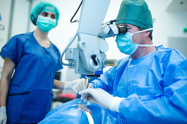 포토 JPG 서양인 외국인 손 응시 여자 남자 중년 50대 실내 병원 현미경 서기 사람 앉기 상반신 20대 성인 두명 옆모습 눕기 잡기 수술 수술복 체코 수술실 안과 수술기구 안과의사 안구 국내포토 시선 유럽 뷰포인트 의학 의료기기 모션 실험기구 인종 청년 내부 신체부위 치료 의사 가운 파일형식