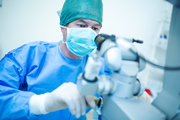 포토 JPG 서양인 외국인 손 응시 남자 중년 50대 실내 병원 현미경 한명 사람 앉기 상반신 앞모습 잡기 수술 수술복 체코 수술실 안과 수술기구 안과의사 안구 중년남자한명만 국내포토 1 시선 유럽 뷰포인트 의학 의료기기 모션 실험기구 인종 성인 내부 신체부위 치료 의사 가운 남자한명만 중년남자만 파일형식