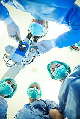 포토 JPG 서양인 외국인 응시 여자 남자 로우앵글 중년 50대 실내 병원 현미경 서기 사람 여러명 상반신 20대 성인 앞모습 30대 의사 잡기 수술 수술복 체코 수술실 안과 수술기구 안과의사 안구 국내포토 시선 유럽 뷰포인트 다수 의학 의료기기 모션 실험기구 인종 청년 내부 신체부위 치료 장년 의료진 가운 파일형식