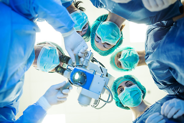 포토 JPG 서양인 외국인 응시 여자 남자 로우앵글 중년 50대 실내 병원 현미경 서기 사람 여러명 상반신 20대 성인 앞모습 30대 의사 잡기 수술 수술복 체코 수술실 안과 수술기구 안과의사 안구 국내포토 시선 유럽 뷰포인트 다수 의학 의료기기 모션 실험기구 인종 청년 내부 신체부위 치료 장년 의료진 가운 파일형식