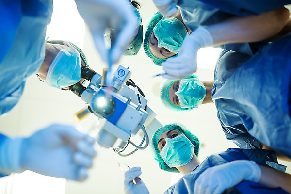 포토 JPG 서양인 외국인 응시 여자 남자 로우앵글 중년 50대 실내 병원 현미경 서기 사람 여러명 상반신 20대 성인 앞모습 30대 의사 잡기 수술 수술복 체코 수술실 안과 수술기구 안과의사 안구 국내포토 시선 유럽 뷰포인트 다수 의학 의료기기 모션 실험기구 인종 청년 내부 신체부위 치료 장년 의료진 가운 파일형식