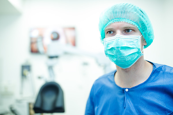 포토 JPG 서양인 외국인 응시 남자 실내 병원 마스크 한명 서기 사람 상반신 성인 앞모습 30대 의사 수술복 체코 수술실 안과 안과의사 안구 국내포토 1 시선 유럽 뷰포인트 의학 모션 인종 내부 신체부위 장년 의료진 가운 파일형식