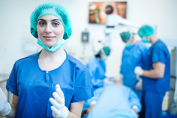 포토 JPG 서양인 외국인 응시 여자 중년 50대 실내 병원 서기 미소 사람 앉기 손짓 여러명 상반신 20대 성인 앞모습 옆모습 30대 눕기 의사 수술 수술복 체코 수술실 안과 수술기구 안과의사 안구 국내포토 시선 유럽 뷰포인트 다수 의학 의료기기 모션 표정 인종 청년 내부 신체부위 치료 장년 의료진 가운 파일형식