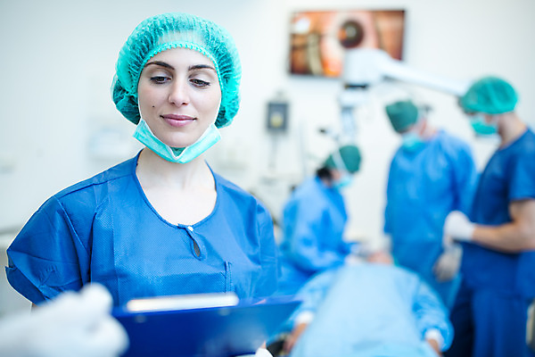 포토 JPG 서양인 외국인 여자 남자 중년 50대 의자 실내 병원 서기 사람 여러명 상반신 20대 성인 앞모습 옆모습 30대 눕기 환자 의사 수술 수술복 체코 수술실 안과 안과의사 안구 성인만 국내포토 유럽 뷰포인트 가구 다수 의학 모션 인종 청년 내부 신체부위 치료 장년 의료진 가운 파일형식