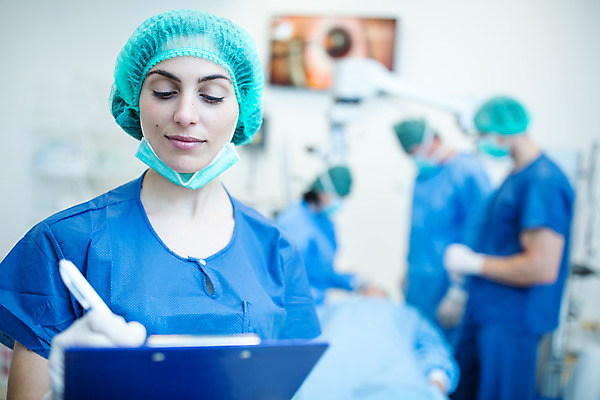 포토 JPG 서양인 외국인 여자 남자 중년 50대 의자 실내 병원 서기 사람 여러명 상반신 20대 성인 앞모습 옆모습 30대 눕기 환자 의사 수술 수술복 체코 수술실 안과 안과의사 안구 성인만 국내포토 유럽 뷰포인트 가구 다수 의학 모션 인종 청년 내부 신체부위 장년 의료진 가운 파일형식