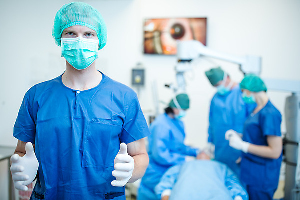 포토 JPG 서양인 외국인 여자 남자 중년 50대 의자 실내 병원 서기 사람 여러명 상반신 20대 성인 앞모습 옆모습 30대 눕기 환자 의사 수술 수술복 체코 수술실 안과 안과의사 안구 성인만 국내포토 유럽 뷰포인트 가구 다수 의학 모션 인종 청년 내부 신체부위 치료 장년 의료진 가운 파일형식