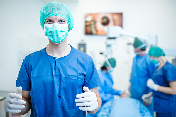 포토 JPG 서양인 외국인 여자 남자 중년 50대 의자 실내 병원 서기 사람 여러명 상반신 20대 성인 앞모습 옆모습 30대 눕기 환자 의사 수술 수술복 체코 수술실 안과 안과의사 안구 성인만 국내포토 유럽 뷰포인트 가구 다수 의학 모션 인종 청년 내부 신체부위 치료 장년 의료진 가운 파일형식