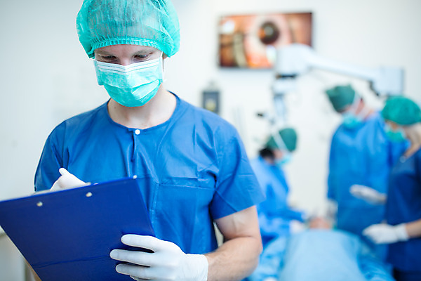 포토 JPG 서양인 외국인 응시 여자 남자 중년 50대 실내 병원 서기 미소 사람 앉기 여러명 상반신 20대 성인 앞모습 옆모습 30대 눕기 의사 수술 수술복 체코 수술실 안과 서류판 수술기구 안과의사 안구 국내포토 시선 유럽 뷰포인트 다수 의학 의료기기 모션 표정 인종 청년 내부 신체부위 치료 장년 사무용품 의료진 가운 파일형식