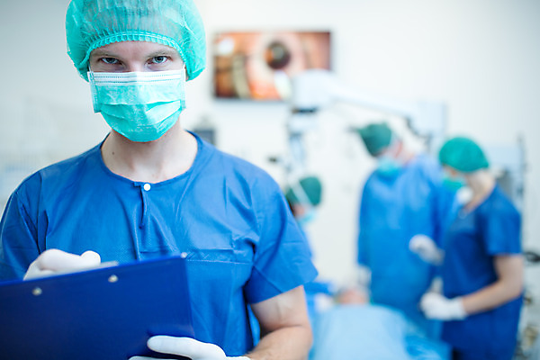 포토 JPG 서양인 외국인 응시 여자 남자 중년 50대 실내 병원 서기 미소 사람 앉기 여러명 상반신 20대 성인 앞모습 옆모습 30대 눕기 의사 수술 수술복 체코 수술실 안과 서류판 수술기구 안과의사 안구 국내포토 시선 유럽 뷰포인트 다수 의학 의료기기 모션 표정 인종 청년 내부 신체부위 치료 장년 사무용품 의료진 가운 파일형식