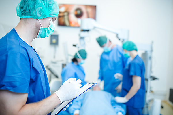 포토 JPG 서양인 외국인 응시 여자 남자 중년 50대 실내 병원 서기 미소 사람 앉기 여러명 상반신 20대 성인 앞모습 옆모습 30대 눕기 의사 수술 수술복 체코 수술실 안과 서류판 수술기구 안과의사 안구 국내포토 시선 유럽 뷰포인트 다수 의학 의료기기 모션 표정 인종 청년 내부 신체부위 치료 장년 사무용품 의료진 가운 파일형식