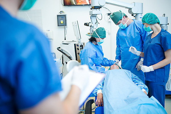 포토 JPG 서양인 외국인 응시 여자 남자 중년 50대 실내 병원 마스크 서기 미소 사람 앉기 손짓 여러명 상반신 20대 성인 앞모습 옆모습 신체부위 30대 눕기 의사 눈 수술 수술복 체코 수술실 안과 수술기구 안과의사 안구 국내포토 시선 유럽 뷰포인트 다수 의학 의료기기 모션 표정 인종 청년 내부 장년 의료진 가운 파일형식